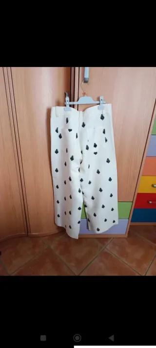Pantalón blanco bordado negro