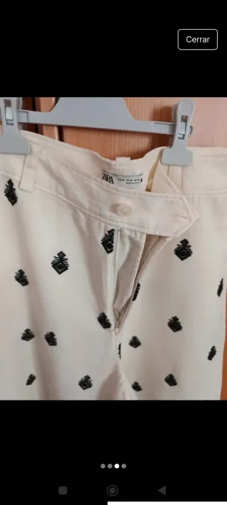 Pantalón blanco bordado negro