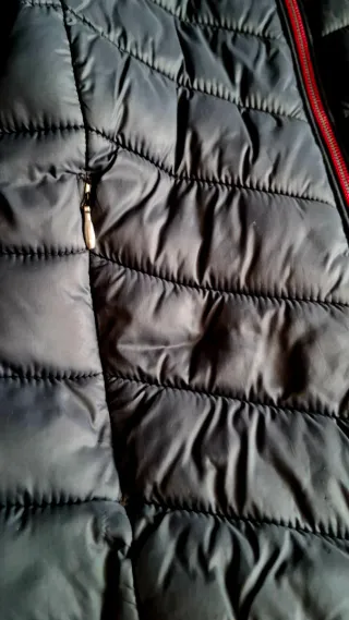 Chaqueta azul acolchada con capucha