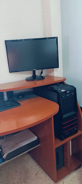 Mueble de ordenador madera y plástico