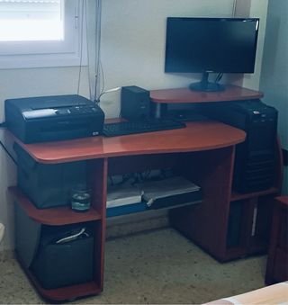 Mueble de ordenador madera y plástico