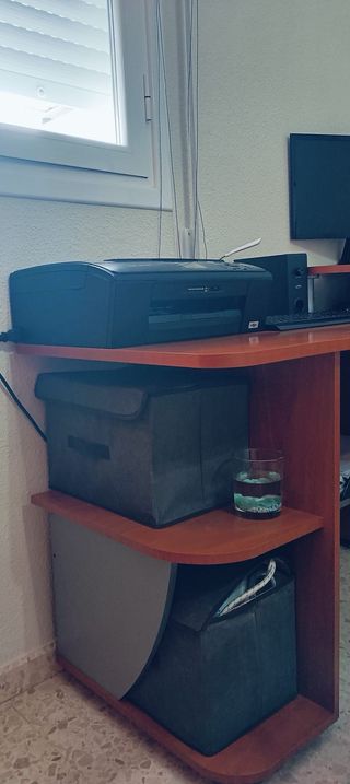 Mueble de ordenador madera y plástico