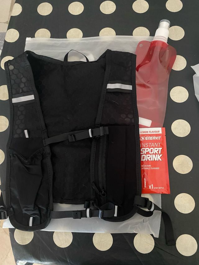 Gilet da running nero con borraccia