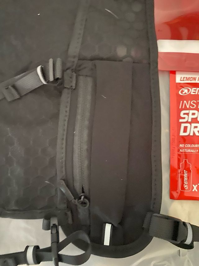 Gilet da running nero con borraccia