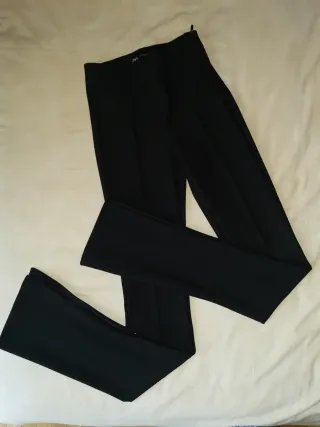 Pantalón flare Zara negro
