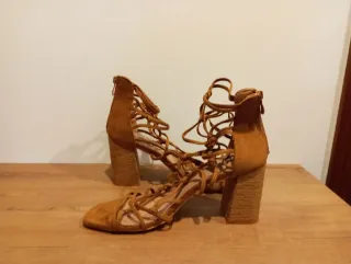Sandalias de tacón con cordones marrones