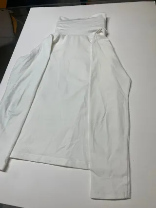Camiseta blanca cuello alto manga larga