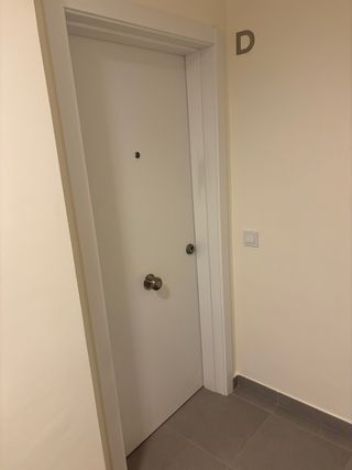 Puerta blindada blanca