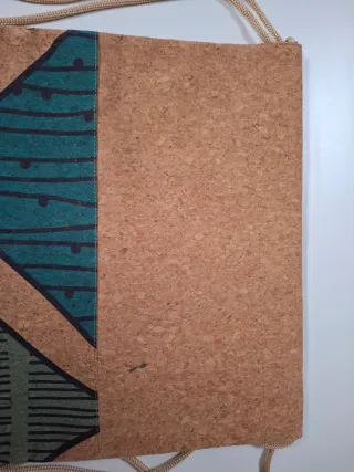 Mochila de corcho con cuerdas