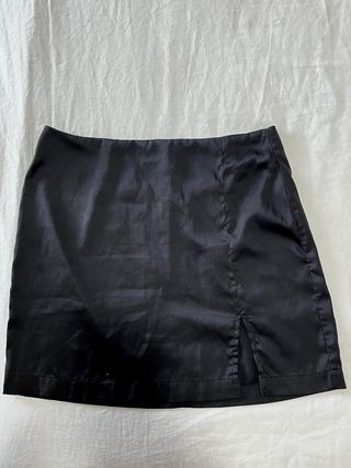 Falda mini satinada Forever 21 negra