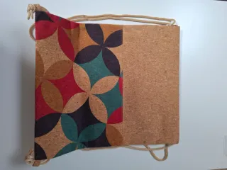 Mochila de corcho con cuerdas