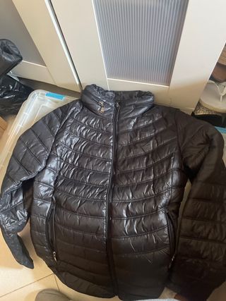 Chaqueta de plumas negra