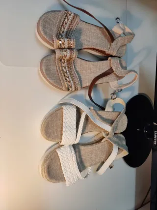 2 pares de Sandalias Verano Beige y Blancas Talla 