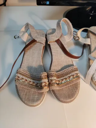 2 pares de Sandalias Verano Beige y Blancas Talla 