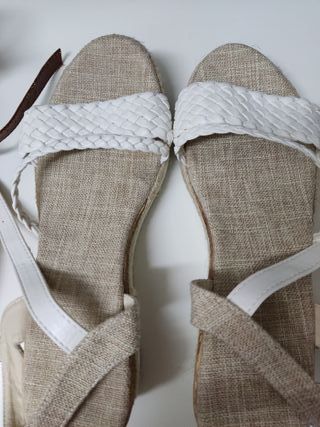 2 pares de Sandalias Verano Beige y Blancas Talla 