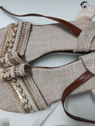 2 pares de Sandalias Verano Beige y Blancas Talla 