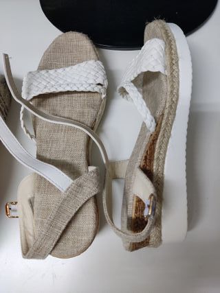 2 pares de Sandalias Verano Beige y Blancas Talla 