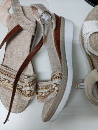 2 pares de Sandalias Verano Beige y Blancas Talla 