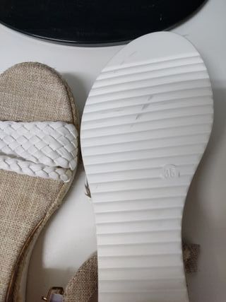2 pares de Sandalias Verano Beige y Blancas Talla 