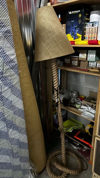 Lámpara de pie estilo rústico con cuerda