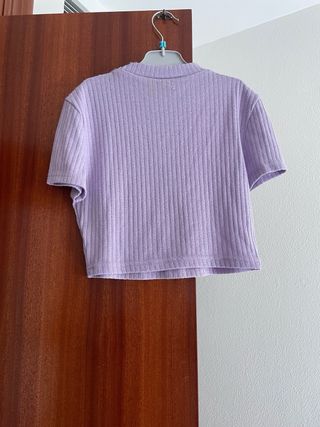 Top lila canalé cuello alto talla única