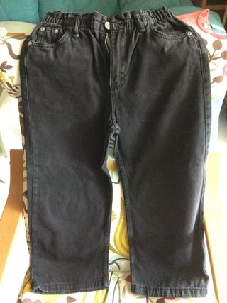 Pantalon vaquero negro.