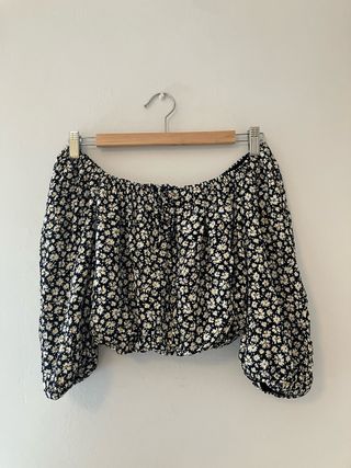 Blusa hombros descubiertos floral manga abullonada