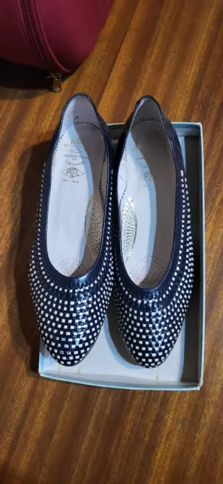 Zapatos de tacón azul y blanco