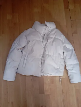 Abrigo acolchado efecto piel Stradivarius beige