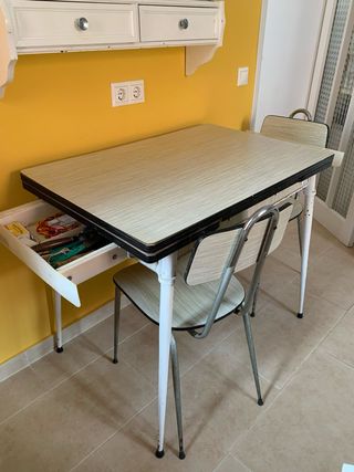 Mesa de cocina y 2 sillas