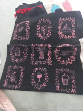 Bolsas de tela pintadas y una con pompones.