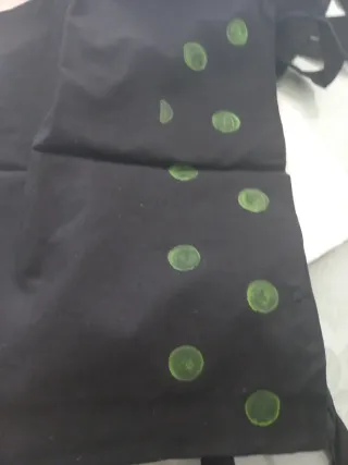 Bolsas de tela pintadas y una con pompones.