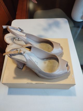 Zapatos de tacón destalonados color nude