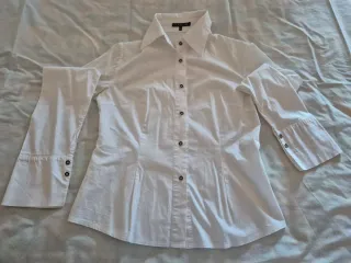 Blusa blanca botones fantasía de manga larga