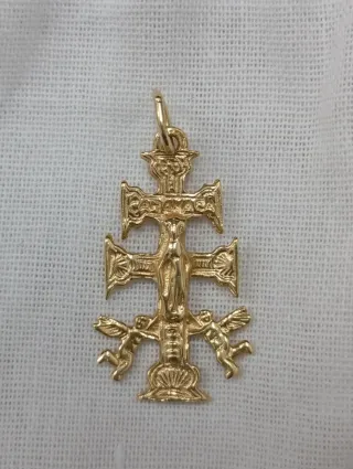 Cruz de Caravaca de Oro macizo.