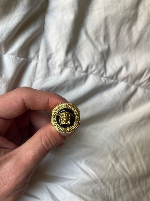 Anillo Versace Medusa Negro y Dorado