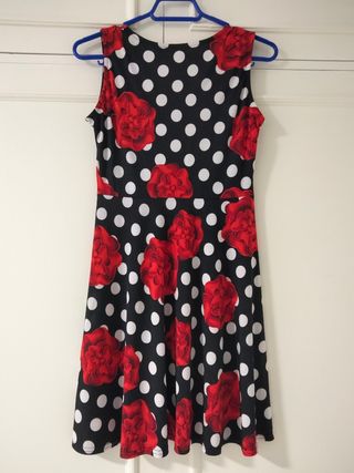 Vestido de verano con lunares y rosas