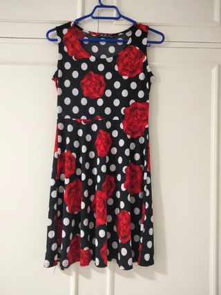 Vestido de verano con lunares y rosas