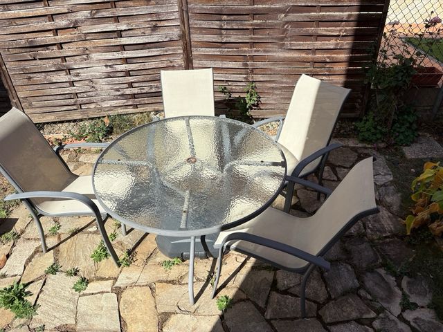 Mesa y sillas de jardín