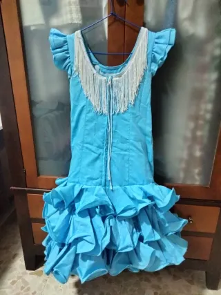 Traje de flamenca azul con volantes