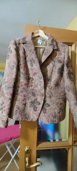 Chaqueta de señora floral beige y rosa