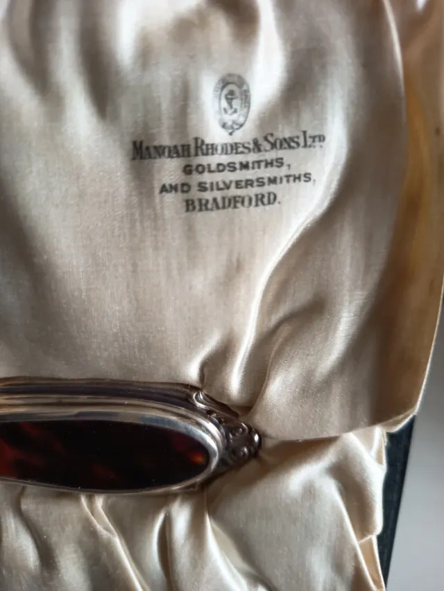 Juego tocador plata y carey s.XX