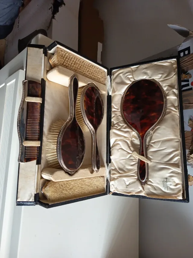 Juego tocador plata y carey s.XX