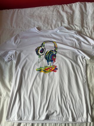 Camiseta blanca con estampado de auriculares