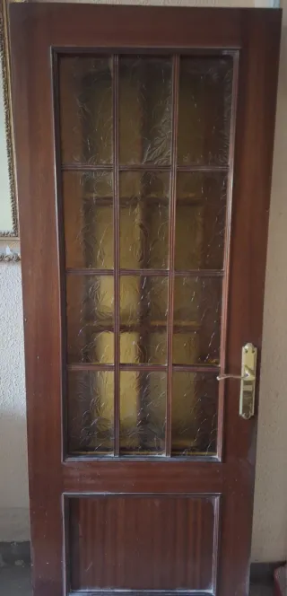 Puerta de madera con cristal