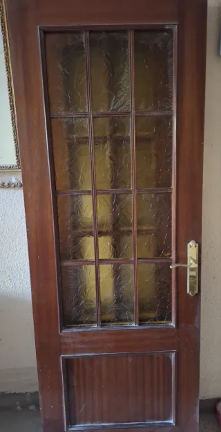 Puerta de madera con cristal
