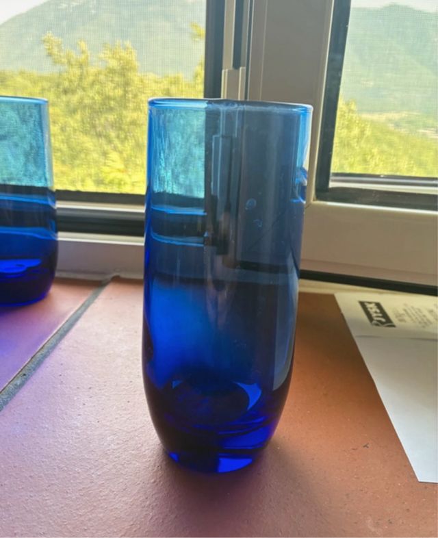 Bicchieri blu in vetro