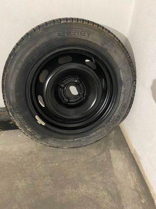 Rueda nueva de coche con llanta