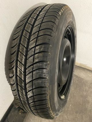 Rueda nueva de coche con llanta