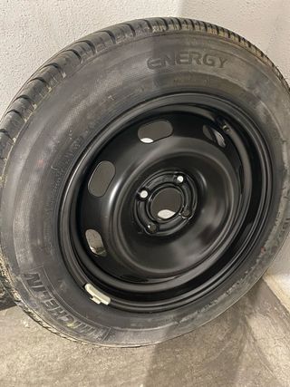 Rueda nueva de coche con llanta